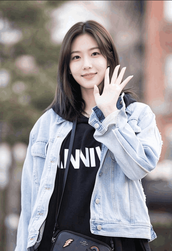 去背景前的原图：街景人物照片